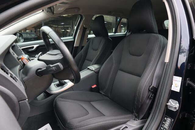 Volvo V60 Kinetic | Stoelverwarming | Lichtmetalen velgen | Navigatie | Verwarmde voorruit