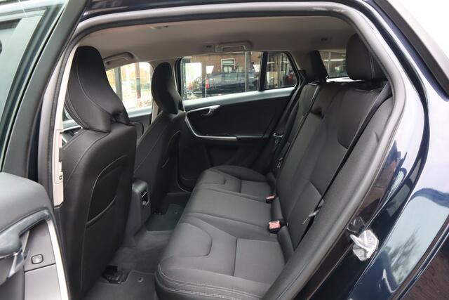 Volvo V60 Kinetic | Stoelverwarming | Lichtmetalen velgen | Navigatie | Verwarmde voorruit