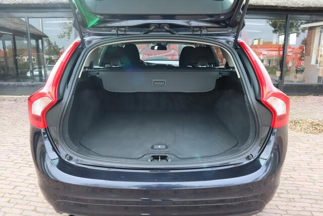 Volvo V60 Kinetic | Stoelverwarming | Lichtmetalen velgen | Navigatie | Verwarmde voorruit