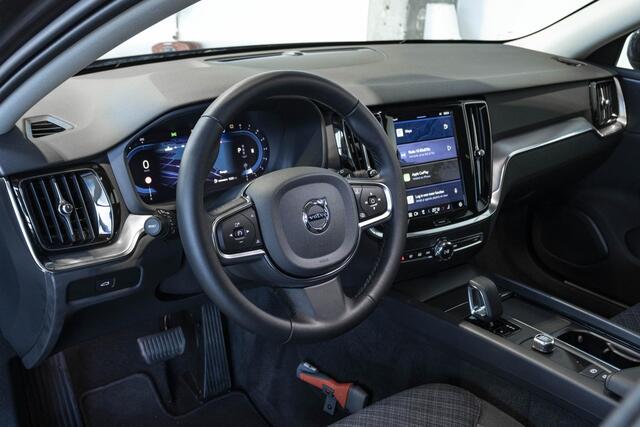 Volvo V60 B3 Automaat Essential Edition | BLIS | Adaptive Cruise control | Stuur- en stoelverwarming | Verwarmbare achterbank | Parkeersensoren voor + achter | Volvo on Call | Wegklapbare trekhaak