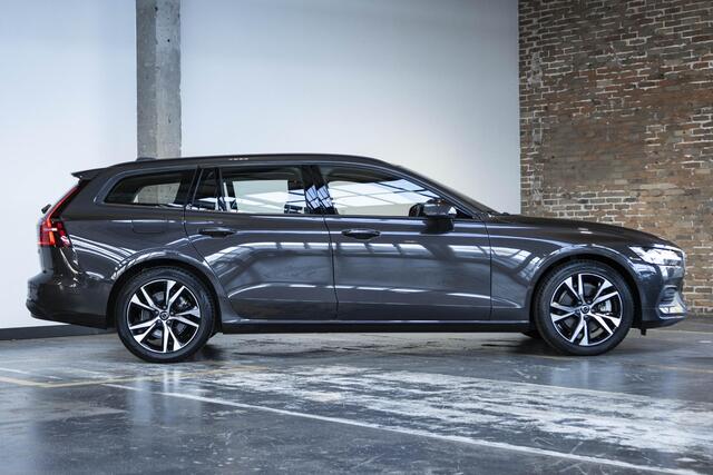 Volvo V60 B3 Automaat Essential Edition | BLIS | Adaptive Cruise control | Stuur- en stoelverwarming | Verwarmbare achterbank | Parkeersensoren voor + achter | Volvo on Call | Wegklapbare trekhaak