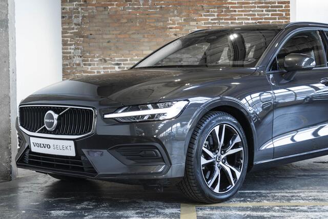 Volvo V60 B3 Automaat Essential Edition | BLIS | Adaptive Cruise control | Stuur- en stoelverwarming | Verwarmbare achterbank | Parkeersensoren voor + achter | Volvo on Call | Wegklapbare trekhaak