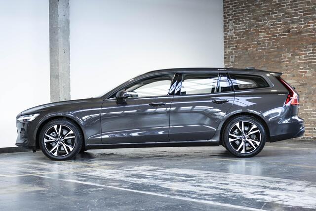 Volvo V60 B3 Automaat Essential Edition | BLIS | Adaptive Cruise control | Stuur- en stoelverwarming | Verwarmbare achterbank | Parkeersensoren voor + achter | Volvo on Call | Wegklapbare trekhaak