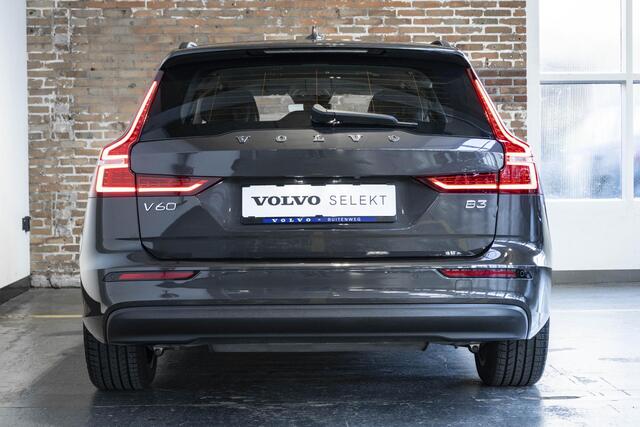 Volvo V60 B3 Automaat Essential Edition | BLIS | Adaptive Cruise control | Stuur- en stoelverwarming | Verwarmbare achterbank | Parkeersensoren voor + achter | Volvo on Call | Wegklapbare trekhaak