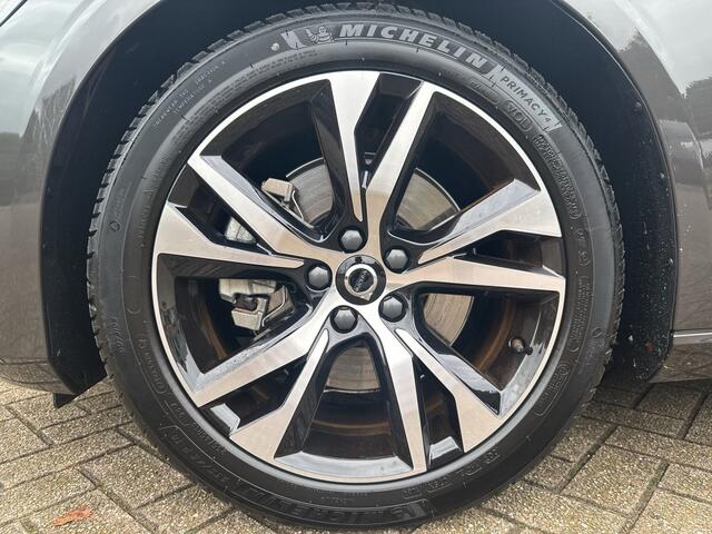 Volvo V60 B4 Plus Dark / Trekhaak semi elektrisch / 1800 kg trekgewicht / Lederen bekleding /
