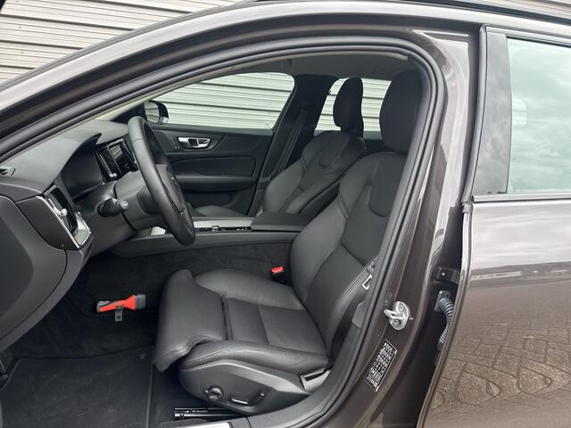 Volvo V60 B4 Plus Dark / Trekhaak semi elektrisch / 1800 kg trekgewicht / Lederen bekleding /