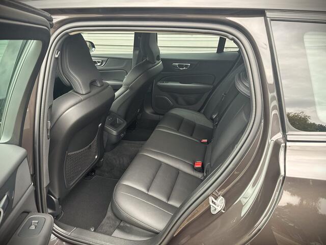Volvo V60 B4 Plus Dark / Trekhaak semi elektrisch / 1800 kg trekgewicht / Lederen bekleding /