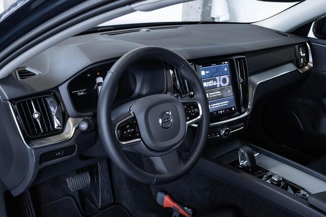 Volvo V60 B4 Automaat Plus Dark | Stoel- en stuurverwarming | Elektrische achterklep | Parkeercamera | Verwarmde achterbank | Wegklapbare trekhaak | Google infotainment