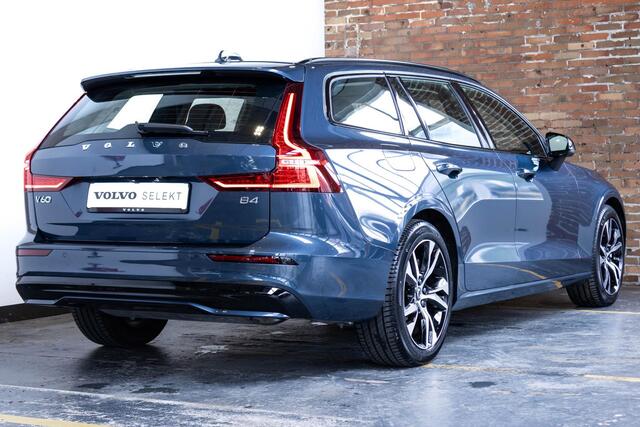 Volvo V60 B4 Automaat Plus Dark | Stoel- en stuurverwarming | Elektrische achterklep | Parkeercamera | Verwarmde achterbank | Wegklapbare trekhaak | Google infotainment