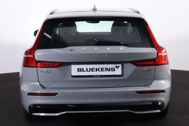 Volvo V60 B4 Plus Dark - IntelliSafe Assist & Surround - Verwarmde voorstoelen, stuur & achterbank - Parkeersensoren voor & achter - Elektr. bedienb. voorstoelen met geheugen - Draadloze tel. lader - Elektr. inklapbare trekhaak - 18' LMV