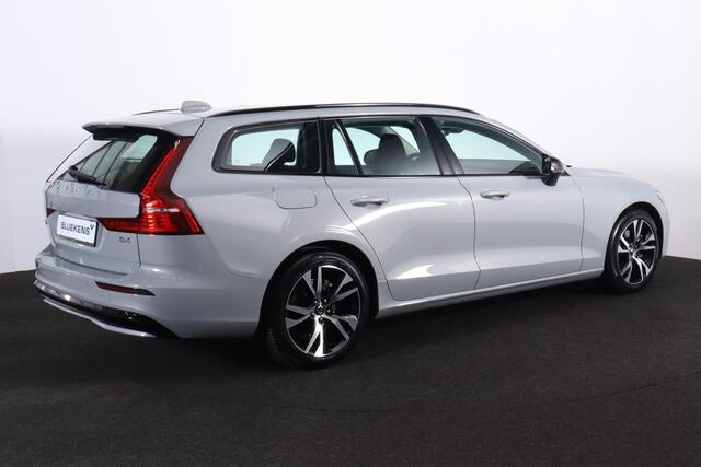 Volvo V60 B4 Plus Dark - IntelliSafe Assist & Surround - Verwarmde voorstoelen, stuur & achterbank - Parkeersensoren voor & achter - Elektr. bedienb. voorstoelen met geheugen - Draadloze tel. lader - Elektr. inklapbare trekhaak - 18' LMV