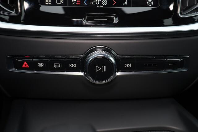 Volvo V60 B4 Plus Dark - IntelliSafe Assist & Surround - Verwarmde voorstoelen, stuur & achterbank - Parkeersensoren voor & achter - Elektr. bedienb. voorstoelen met geheugen - Draadloze tel. lader - Elektr. inklapbare trekhaak - 18' LMV