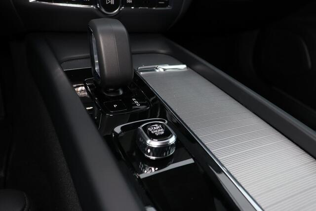 Volvo V60 B4 Plus Dark - IntelliSafe Assist & Surround - Verwarmde voorstoelen, stuur & achterbank - Parkeersensoren voor & achter - Elektr. bedienb. voorstoelen met geheugen - Draadloze tel. lader - Elektr. inklapbare trekhaak - 18' LMV