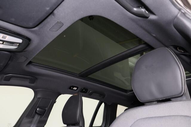 Volvo V60 B3 Plus Dark - IntelliSafe Assist - 360° Camera - Harman/Kardon audio - Adaptieve LED koplampen - Verwarmde voorstoelen, stuur & achterbank - Parkeersensoren voor & achter - Standkachel - Elektr. inklapbare trekhaak - 18' LMV