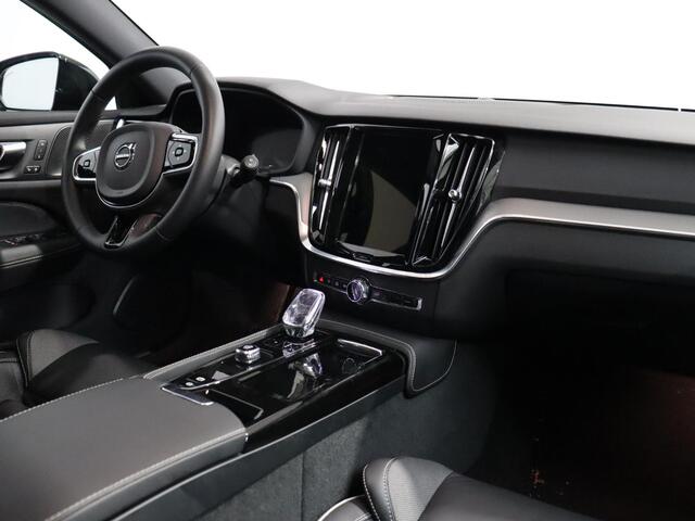 Volvo V60 T6 AWD Plug-in hybrid AWD Plus Dark / Trekhaak / Pano. dak / Harman Kardon / Achter- voor- en stuurverwarming / Leer / 360 camera /