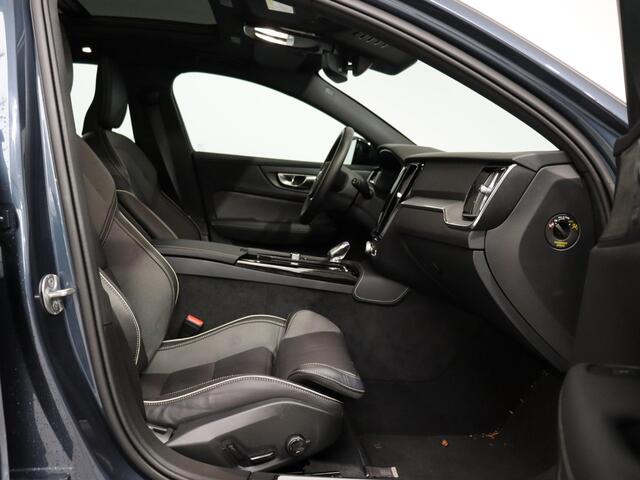 Volvo V60 T6 AWD Plug-in hybrid AWD Plus Dark / Trekhaak / Pano. dak / Harman Kardon / Achter- voor- en stuurverwarming / Leer / 360 camera /