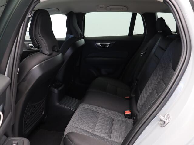 Volvo V60 T6 350PK Recharge AWD Core Bright / Trekhaak / Exterior Styling Pack / 20" / BLIS / Adaptive Cruise / Stoel + Stuurwielverwarming / Keyless /
