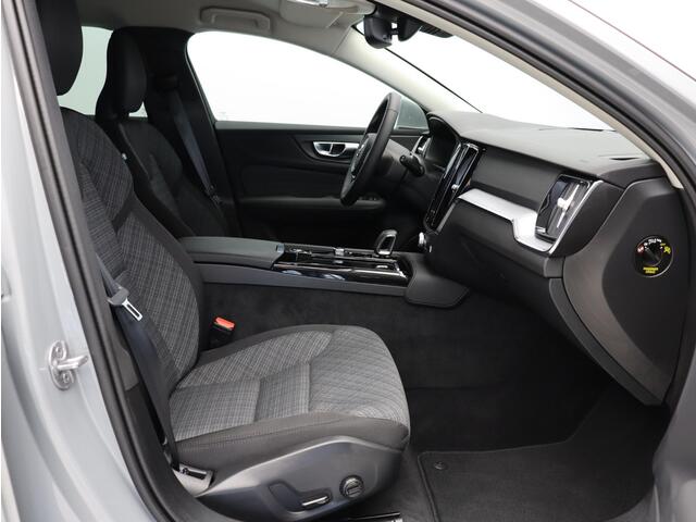 Volvo V60 T6 350PK Recharge AWD Core Bright / Trekhaak / Exterior Styling Pack / 20" / BLIS / Adaptive Cruise / Stoel + Stuurwielverwarming / Keyless /