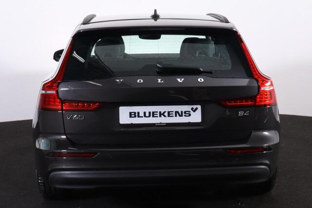 Volvo V60 B4 Essential Edition - IntelliSafe Assist & Surround - Parkeercamera achter - Verwarmde voorstoelen, stuur & achterbank - Parkeersensoren voor & achter - Draadloze tel. lader - 18' LMV