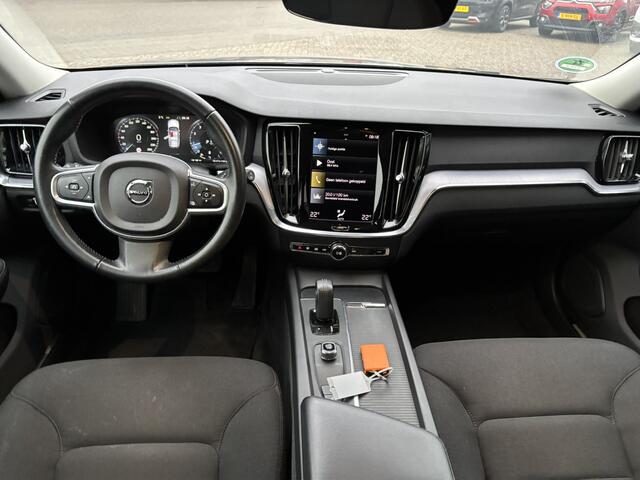Volvo V60 2.0 B3 Momentum / NL Auto / Wegklapbare Trekhaak / Android Auto/ Apple Carplay /