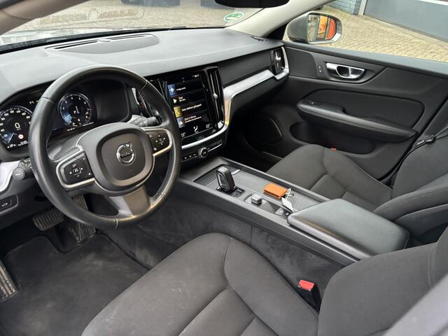 Volvo V60 2.0 B3 Momentum / NL Auto / Wegklapbare Trekhaak / Android Auto/ Apple Carplay /
