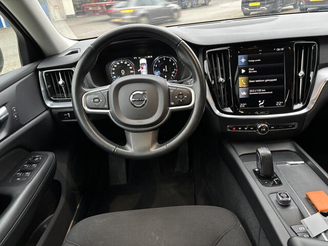 Volvo V60 2.0 B3 Momentum / NL Auto / Wegklapbare Trekhaak / Android Auto/ Apple Carplay /