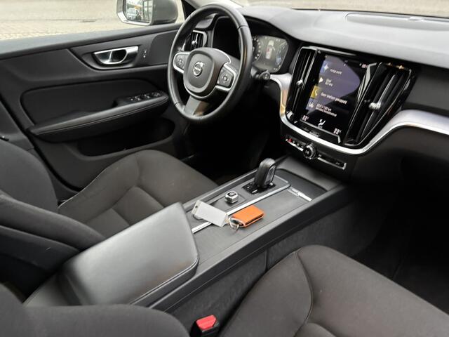 Volvo V60 2.0 B3 Momentum / NL Auto / Wegklapbare Trekhaak / Android Auto/ Apple Carplay /