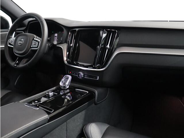 Volvo V60 2.0 T6 Plug-in hybrid AWD Plus Dark / Trekhaak / Pano. dak / 360 camera / Harman Kardon / Stoel+stuur+achterbank verwarmd / Leer /