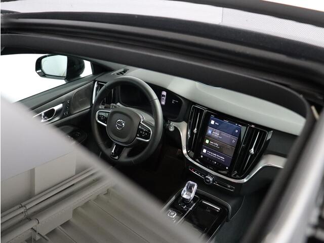 Volvo V60 2.0 T6 Plug-in hybrid AWD Plus Dark / Trekhaak / Pano. dak / 360 camera / Harman Kardon / Stoel+stuur+achterbank verwarmd / Leer /