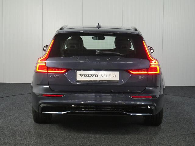 Volvo V60 B4 Automaat Plus Dark | Power Seats Met Geheugenfunctie | Adaptieve Cruise Control Met Pilot Assist | Verwarmbare Voorstoelen | Stuurwielverwarming | Verwarmbare Achterbank | Keyless Entry | Elektrisch Bedienbare Achterklep Met Sensorbediening | Trekhaak