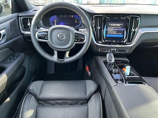 Volvo V60 2.0 T6 Plug-in hybrid AWD Plus Dark , Automaat , Adaptive Cruise , Trekhaak , Pilot Assist , Harman/Kardon , 360 Camera , Stoelen+Stuur+Achterbank Verwarmd , Voorruit verwarmd , Google , Carplay , BLIS , Elek. Verstelbare stoelen ,