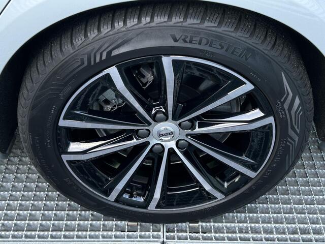 Volvo V60 2.0 T6 Plug-in hybrid AWD Plus Dark , Automaat , Adaptive Cruise , Trekhaak , Pilot Assist , Harman/Kardon , 360 Camera , Stoelen+Stuur+Achterbank Verwarmd , Voorruit verwarmd , Google , Carplay , BLIS , Elek. Verstelbare stoelen ,
