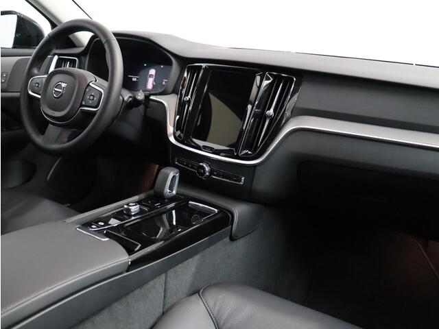 Volvo V60 T6 Plug-in hybrid AWD Essential Edition / Trekhaak / Stoel+stuur+achterbank verwarmd / Leder / BLIS /