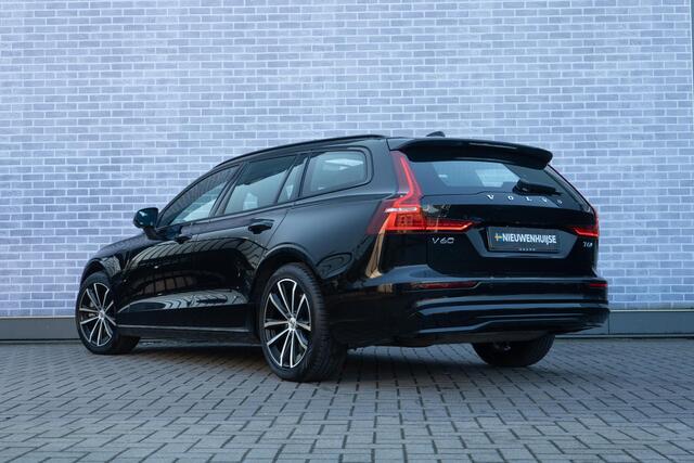 Volvo V60 2.0 T6 Plug-in hybrid AWD Plus Dark | Longe Range | Google | Schuif-/Kanteldak | 360 Camera | Adaptieve Cruise | Elek. Achterklep | BLIS | Trekhaak | Stoelverwarming Voor + Achter | Keyless | Harman Kardon Audio | Stuurverwarming | Voorruit Verwarming | A