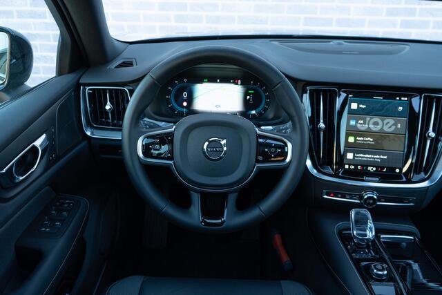 Volvo V60 2.0 T6 Plug-in hybrid AWD Plus Dark | Longe Range | Google | Schuif-/Kanteldak | 360 Camera | Adaptieve Cruise | Elek. Achterklep | BLIS | Trekhaak | Stoelverwarming Voor + Achter | Keyless | Harman Kardon Audio | Stuurverwarming | Voorruit Verwarming | A