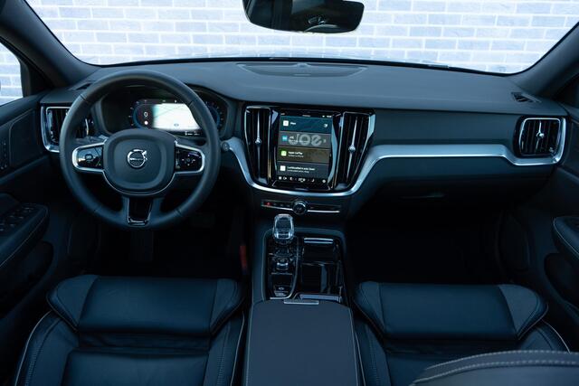 Volvo V60 2.0 T6 Plug-in hybrid AWD Plus Dark | Longe Range | Google | Schuif-/Kanteldak | 360 Camera | Adaptieve Cruise | Elek. Achterklep | BLIS | Trekhaak | Stoelverwarming Voor + Achter | Keyless | Harman Kardon Audio | Stuurverwarming | Voorruit Verwarming | A