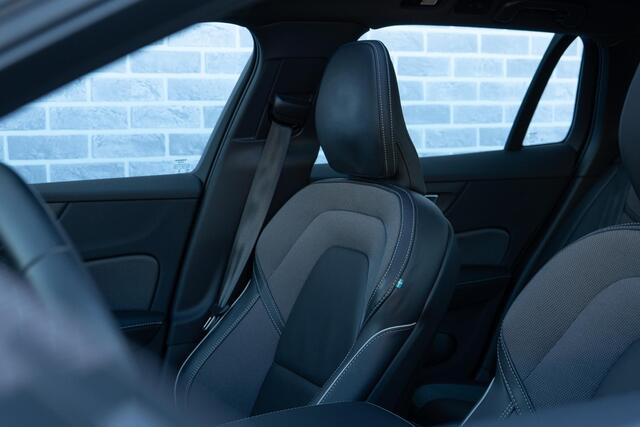 Volvo V60 2.0 T6 Plug-in hybrid AWD Plus Dark | Longe Range | Google | Schuif-/Kanteldak | 360 Camera | Adaptieve Cruise | Elek. Achterklep | BLIS | Trekhaak | Stoelverwarming Voor + Achter | Keyless | Harman Kardon Audio | Stuurverwarming | Voorruit Verwarming | A