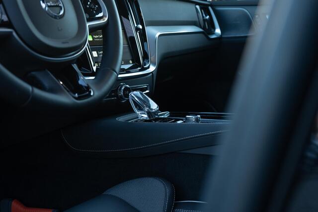 Volvo V60 2.0 T6 Plug-in hybrid AWD Plus Dark | Longe Range | Google | Schuif-/Kanteldak | 360 Camera | Adaptieve Cruise | Elek. Achterklep | BLIS | Trekhaak | Stoelverwarming Voor + Achter | Keyless | Harman Kardon Audio | Stuurverwarming | Voorruit Verwarming | A