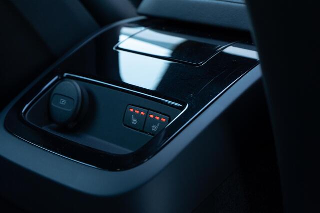 Volvo V60 2.0 T6 Plug-in hybrid AWD Plus Dark | Longe Range | Google | Schuif-/Kanteldak | 360 Camera | Adaptieve Cruise | Elek. Achterklep | BLIS | Trekhaak | Stoelverwarming Voor + Achter | Keyless | Harman Kardon Audio | Stuurverwarming | Voorruit Verwarming | A