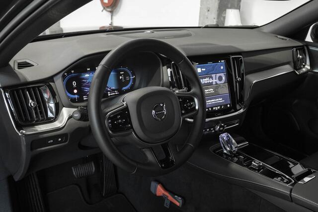 Volvo V60 T6 Plug-in hybrid AWD Plus Dark | Harman Kardon premium audio | Panoramadak | BLIS | Adaptive cruise control | Stoelverwarming | 360° parkeercamera | Parkeersensoren voor + achter | Google infotainment |