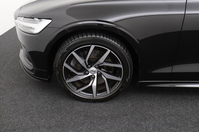 Volvo V60 2.0 T5 Business+ 251 PK Trekhaak Carplay Navi LMV 18' H-Leder