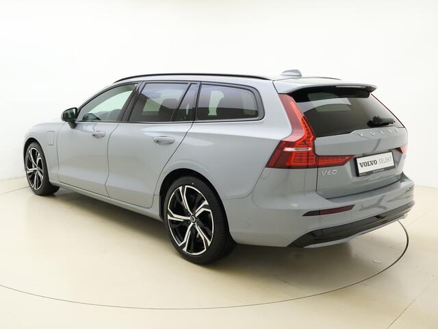 Volvo V60 T6 350pk AWD Plus Dark / NIEUW / DIRECT LEVERBAAR / SPORTLEDER / 19'' / HARMAN & KARDON / EXTRA GETINT GLAS /