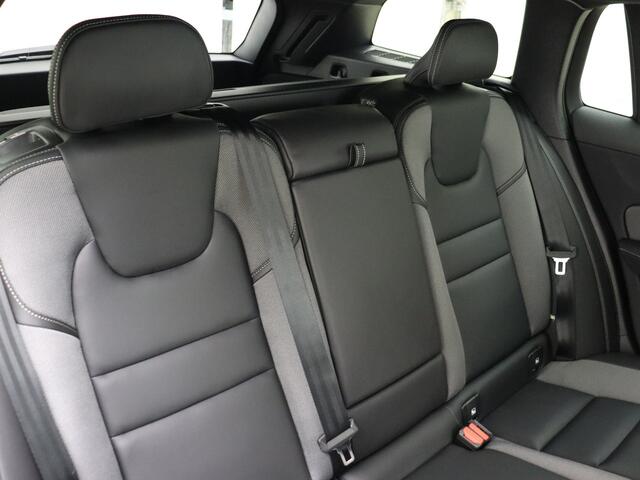 Volvo V60 T6 350pk AWD Plus Dark / NIEUW / DIRECT LEVERBAAR / SPORTLEDER / 19'' / HARMAN & KARDON / EXTRA GETINT GLAS /