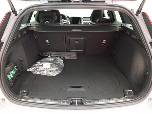 Volvo V60 T6 350pk AWD Plus Dark / NIEUW / DIRECT LEVERBAAR / SPORTLEDER / 19'' / HARMAN & KARDON / EXTRA GETINT GLAS /
