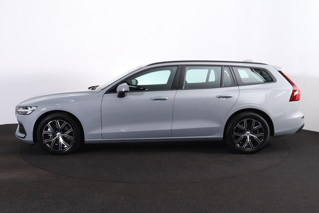 Volvo V60 B4 Essential Edition - IntelliSafe Assist & Surround - Parkeercamera achter - Verwarmde voorstoelen, stuur & achterbank - Parkeersensoren voor & achter - Draadloze tel. lader - Elektr. verstelbare lendesteunen - 17' LMV