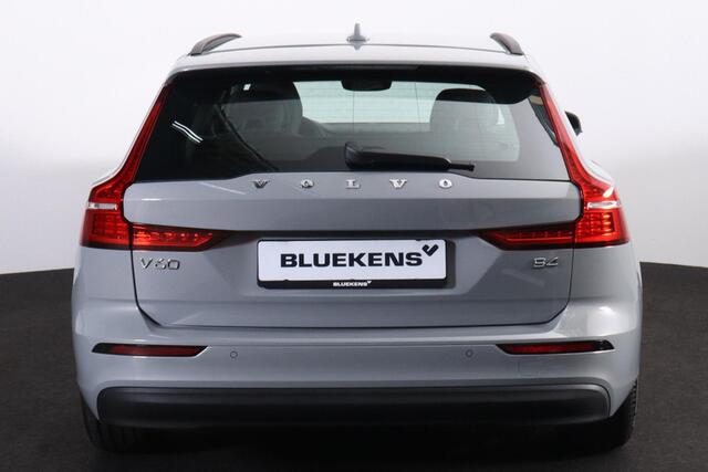 Volvo V60 B4 Essential Edition - IntelliSafe Assist & Surround - Parkeercamera achter - Verwarmde voorstoelen, stuur & achterbank - Parkeersensoren voor & achter - Draadloze tel. lader - Elektr. verstelbare lendesteunen - 17' LMV