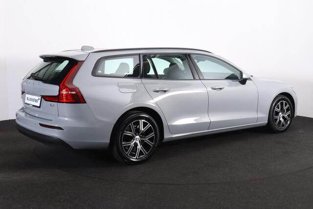 Volvo V60 B4 Essential Edition - IntelliSafe Assist & Surround - Parkeercamera achter - Verwarmde voorstoelen, stuur & achterbank - Parkeersensoren voor & achter - Draadloze tel. lader - Elektr. verstelbare lendesteunen - 17' LMV