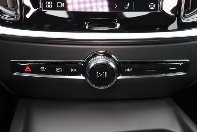 Volvo V60 B4 Essential Edition - IntelliSafe Assist & Surround - Parkeercamera achter - Verwarmde voorstoelen, stuur & achterbank - Parkeersensoren voor & achter - Draadloze tel. lader - Elektr. verstelbare lendesteunen - 17' LMV