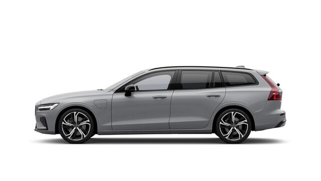 Volvo V60 T6 Plug-in hybrid AWD Plus Dark | UIT VOORRAAD LEVERBAAR | Longe Range | Google | Schuif-/Kanteldak | Getint Glas | Stuurverwarming | DAB | Keyless | Harman Kardon Audio | Stoelverwarming Voor + Achter | Dodehoekdetectie | BLIS | Adaptieve Cruise | 19" LM