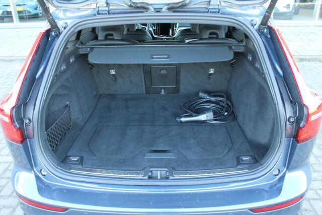 Volvo V60 T8 Recharge AWD R-Design 455PK | Long Range | Trekhaak | Camera | H&K Adio | Verw. Voorruit